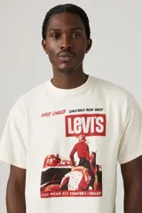 Remera color crema de corte recto con estampado vintage de Levi's en el frente.