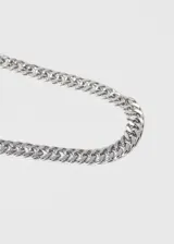 Cadena plateada de acero quirúrgico con eslabones cubanos gruesos.