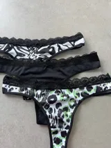 Pack de tres colaless de microfibra estampada con detalles de puntilla. Incluye un colaless con estampado de cebra, uno liso negro y uno con estampado animal print en tonos verdes y negros.