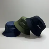 Gorro tipo bucket color azul marino con bordado frontal de la palabra "GAINS.".