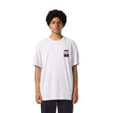 Remera blanca de manga corta con estampado pequeño en el pecho.