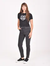 Jean ajustado tiro alto, color azul oscuro, con efecto levemente desgastado.