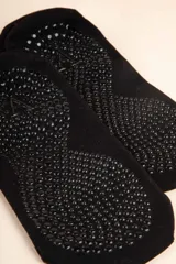 Medias soquete antideslizantes color negro, diseñadas para mayor comodidad y estabilidad.