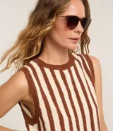 Blusa sin mangas de punto con cuello redondo y rayas verticales en tonos marrón y blanco.