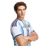 Camiseta de fútbol Adidas de la selección argentina, modelo Home, con el número 10 y el nombre "MESSI" en la espalda (no visible en la imagen, pero inferido por el título). Diseño a rayas verticales celestes y blancas, con logo de Adidas y escudo de la AFA en el pecho, además del parche de campeón del mundo FIFA 2022.
