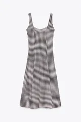 Vestido midi con estampado de cuadros vichy en blanco y negro, escote redondo y tirantes anchos.