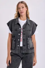 Chaleco de jean negro con cuello camisero, cierre frontal con botones, bolsillos de parche y sisas desflecadas.