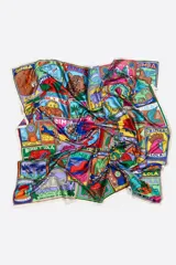 Pañuelo cuadrado de poliéster con estampado de motivos animales, flores y logos de la marca Bimba y Lola.