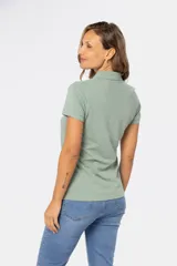 Polo azul marino de piqué con botones personalizados y mangas cortas.