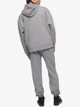 Pantalón de jogging gris de algodón, con cintura elástica, bolsillos laterales y traseros, y logo de Calvin Klein bordado en la pierna izquierda.