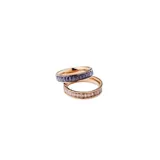 Anillo dorado con circonitas rosas rectangulares engarzadas en todo el contorno.