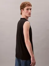 Musculosa negra de algodón y lino con cuello redondo y logo de Calvin Klein multicolor estampado en el pecho.