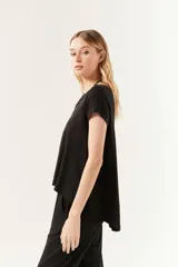 Remera negra de algodón, de corte holgado y mangas cortas.