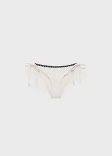 Braga de bikini blanca con ribetes negros, de silueta clásica y cierre de lazos laterales.
