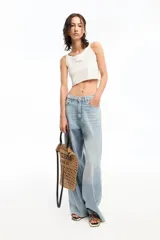 Pantalón de jean celeste claro, de corte wide leg y tiro medio.