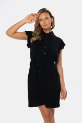 Vestido negro de lino con corte recto, cuello camisero, manga corta con volados y cinturón de lazo.