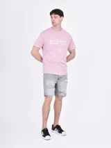 Bermuda de jean azul con roturas y desgaste.