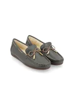 Mocasín de cuero graneado color verde oscuro, con interior de cuero con pelo, cordón de cuero a contratono con punteras metálicas y suela de TR.