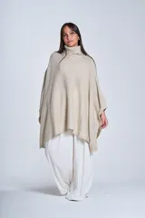 Poncho polerón negro tejido con cuello alto y mangas 3/4.