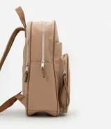 Mochila rectangular color beige con detalles en marrón, con bolsillos internos y externos, cierre en cremallera y superficie sin estampa.