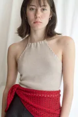 Top halter tejido en color beige, con tiras finas que se atan al cuello y espalda descubierta.
