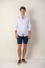 Camisa blanca de lino con estampado paisley celeste, cuello italiano, manga larga y corte slim fit.