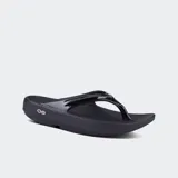 Sandalias tipo ojota negras con tira brillante y suela gruesa con tecnología de absorción de impacto y soporte de arco.