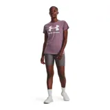 Remera deportiva Under Armour color fucsia con logo blanco estampado en el frente.