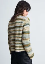 Sweater de punto grueso a rayas horizontales en tonos beige, verde y marrón, con cuello redondo y corte recto.