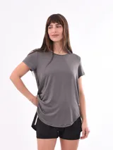 Remera de manga corta color gris oscuro, con cuello redondo y calce holgado.