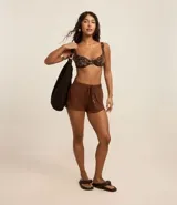 Short blanco de salida de playa con cintura elastizada ajustable con cordón.