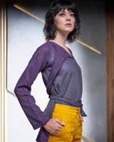 Blusa de corte recto y holgado con cuello lazo, confeccionada en tejido teñido artesanalmente con lana y algodón.