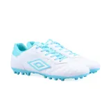 Calzado deportivo de fútbol blanco con detalles en aqua, con capellada de PU y suela adecuada para césped.