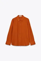 Camisa color ladrillo confeccionada en lino 100%, de corte recto, con cuello solapa, manga larga con puños y cierre frontal con botones.