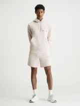 Short deportivo color rosa claro de algodón, con cintura elástica ajustable con cordón, bolsillos laterales y logo de Calvin Klein estampado en la pierna izquierda.