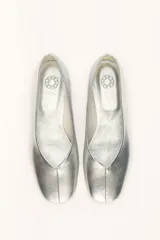 Chatas negras de cuero vacuno, con punta fina y taco bajo de 1.2 cm.