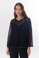 Sweater de tejido de punto calado color camel, con cuello en V y mangas largas.
