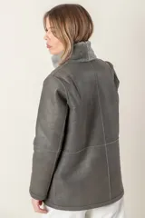 Campera marrón de cuero gastado con cuello de piel sintética.