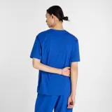 Remera azul de algodón con logo de New Balance estampado en el pecho.