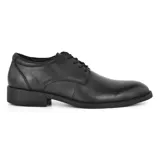 Zapato de vestir acordonado color negro, de cuero liso, con suela de goma y tacón bajo.