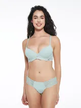 Conjunto de ropa interior color verde claro, compuesto por un soutien con aro y detalle de encaje en el contorno, y una bombacha tipo colaless con detalle de encaje en los laterales.