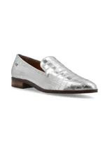 Mocasín plateado con estampado de cocodrilo, de cuero, con terminación en punta y remache metálico con logo de marca.