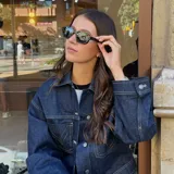 Lentes de sol con montura poligonal color verde oliva y lentes verdes polarizadas.