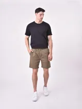 Bermuda color beige con cintura elastizada y cordón ajustable.