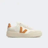 Championes Veja V-90 color blanco con detalles en cuero color caramelo.