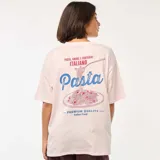 Camiseta rosa de corte amplio con estampado en el pecho.