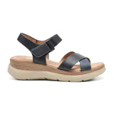 Sandalias de plataforma color blanco con tiras anchas cruzadas en el empeine y tira con hebilla ajustable en el tobillo. Suela de goma color beige con diseño acanalado. Marca Korium, modelo Molly.
