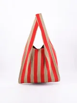Bolso tipo tote de tela a rayas verticales color beige y negro, con doble asa de hombro.