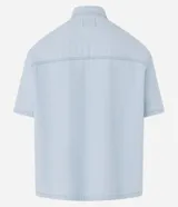 Camisa masculina de jeans celeste con estampa de rayas verticales, corte boxy, cuello inglés, manga corta, cierre abotonado y bolsillos frontales.