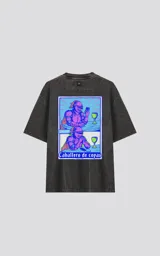 Remera gris de manga corta con cuello redondo y calce oversize. Estampa en sublimación con diseño de un caballero medieval tomando vino y usando un celular. Confeccionada en 100% algodón premium.